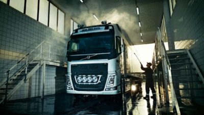 Volvo FH i en tvätthall