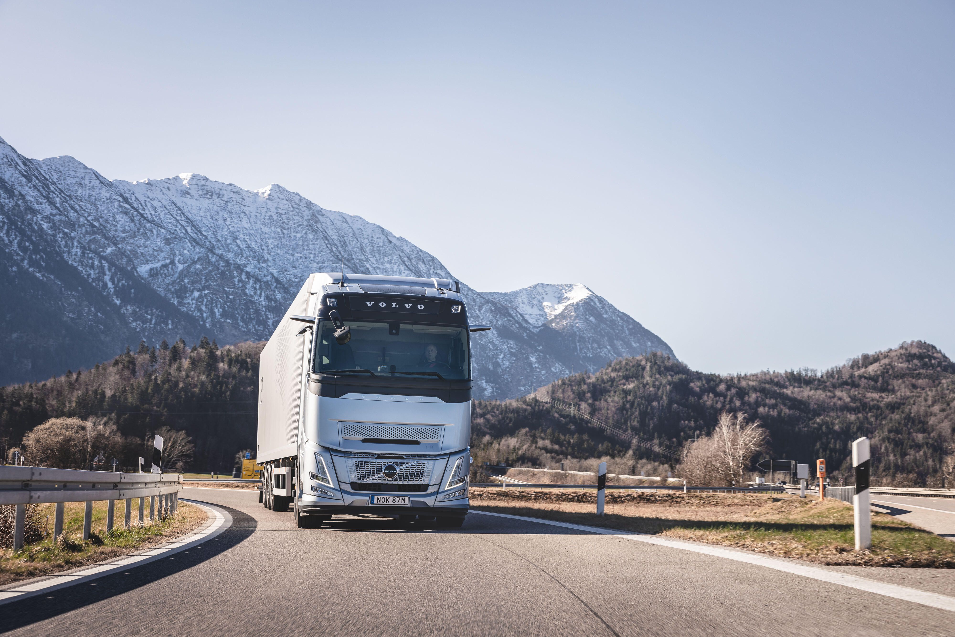 Volvo Trucks introduceert nieuw platform voor verbrandingsmotoren, geschikt voor diesel, hvo, (bio-)LNG en waterstof