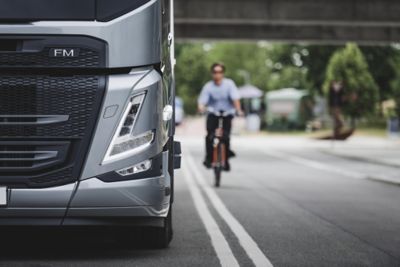 Volvo Trucks lanza sistemas de seguridad de nueva generación para proteger a peatones y ciclistas