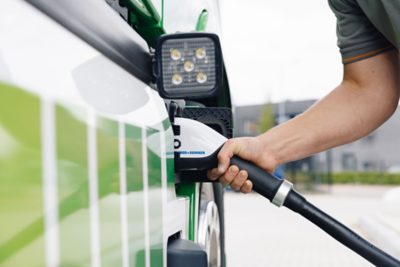 Elektrische Volvo-truck met laadsnoer
