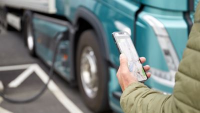 Noul serviciu Volvo le permite transportatorilor să găsească și să acceseze cu ușurință stațiile publice de încărcare pentru vehicule grele, indiferent de marcă!