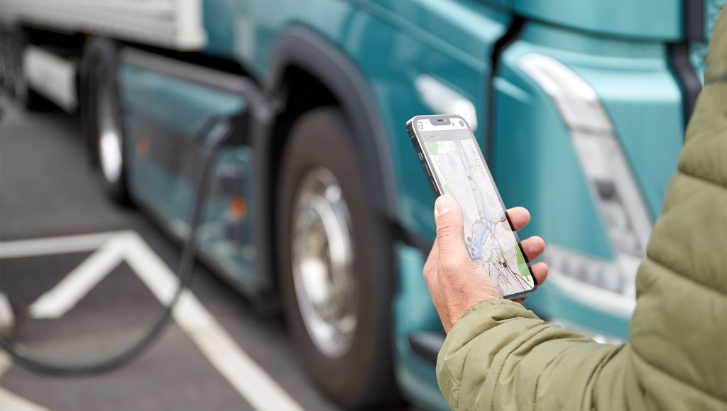 Mann beim Aufladen eines Volvo-Elektro-Lkw