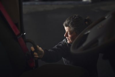 Volvo FL - vrachtwagenchauffeur en bijrijder zitten in vrachtwagen