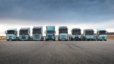 Die komplette Serie der elektrischen Lkw von Volvo aufgereiht auf einer Rollbahn