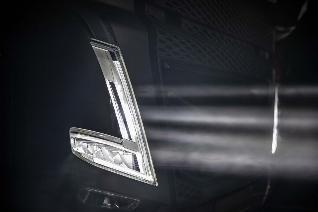 The Volvo FH with adaptive high beam optimises your visibility even in busy traffic. 
