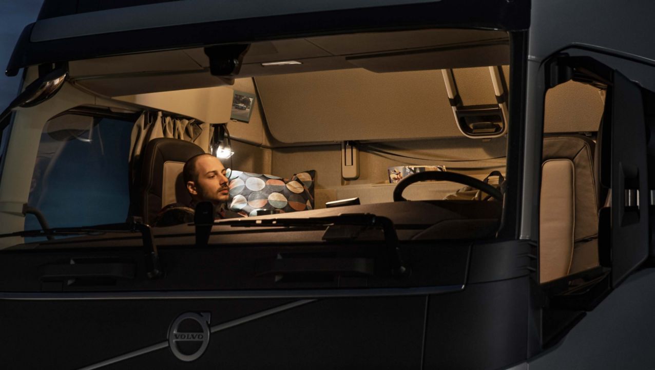 Enjoy excellent living comfort in the Volvo FH while securing startability.