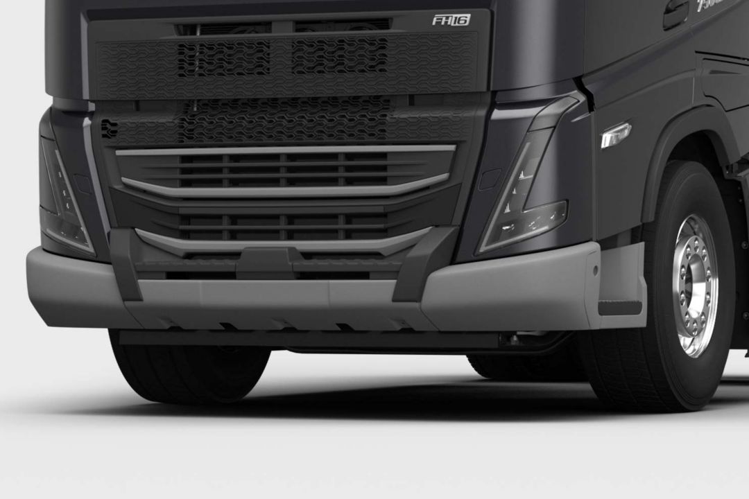 Make your Volvo FH fit for tough use with a heavy-duty bumper.