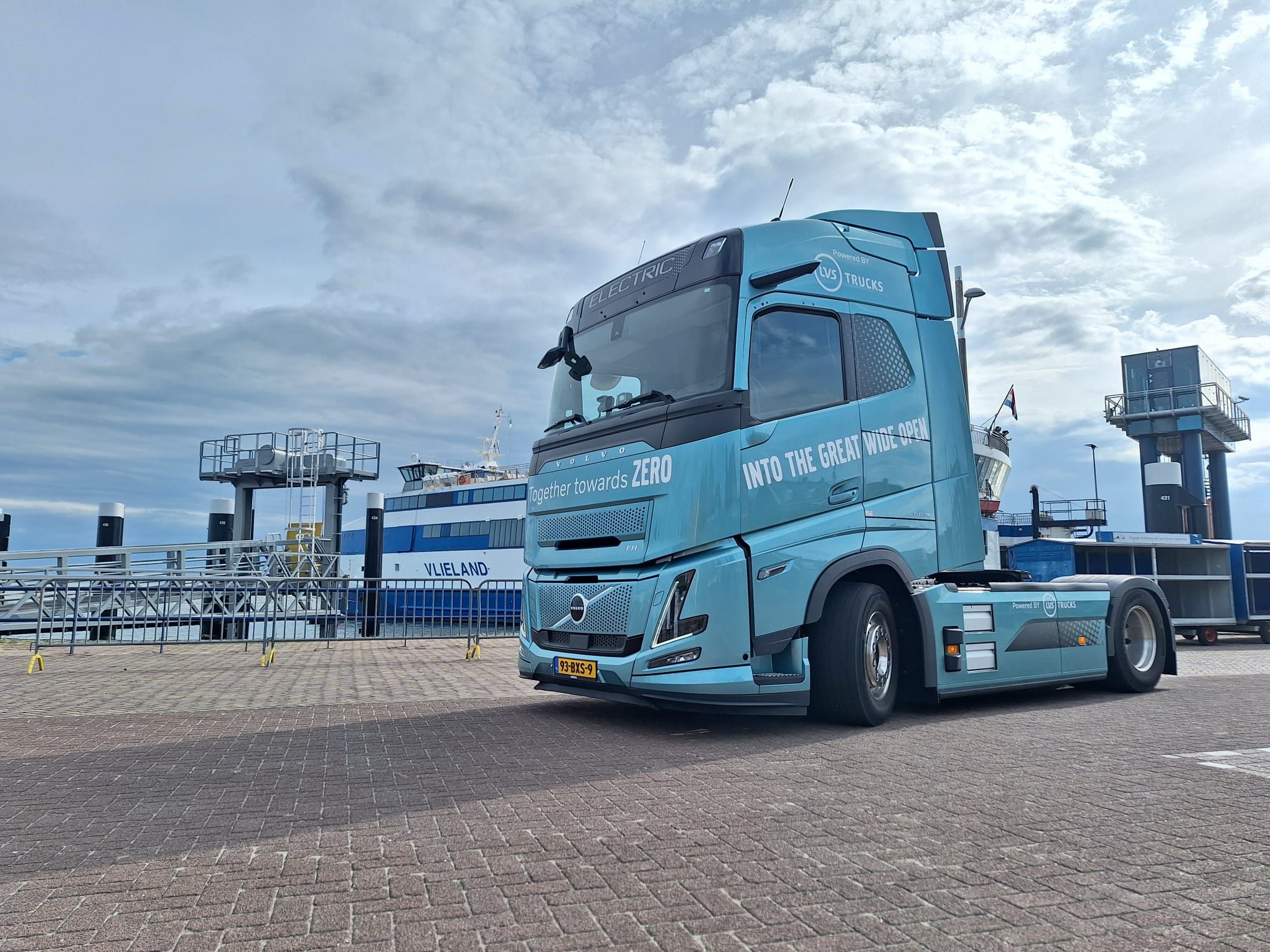 Volvo FH Aero Electric door De Vlas Transport ingezet; hoe Into The Great Wide Open fungeert als proeftuin voor de elektrificatie van de bouwsector en bouwtransport 
