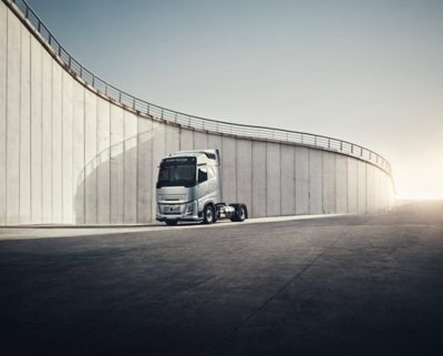 Volvo FH Aero LNG vor einem sonnigen Hintergrund