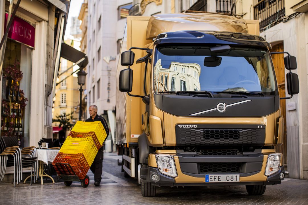 Volvo Trucks zlepšuje jazdné vlastnosti a efektivitu svojich nákladných vozidiel určených pre mestskú prevádzku