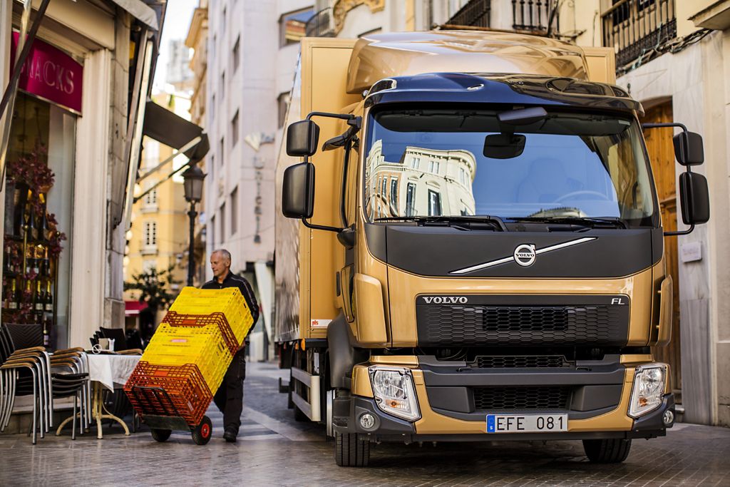 Volvo Trucks zlepšuje jízdní vlastnosti a efektivitu svých nákladních vozidel určených pro městský provoz