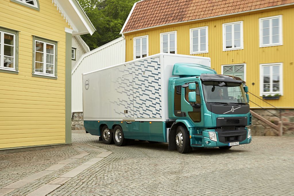 „Volvo Trucks” patobulino miestui skirtų sunkvežimių vairuojamumą ir efektyvumą