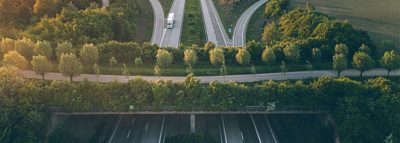 Volvo-truck rijdt op snelweg met veel bomen