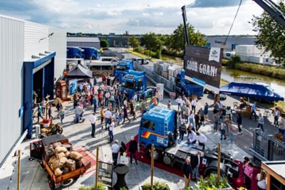 Foto van Joanne van Drie achter het stuur van de FH Electric van Nick Willigenburg