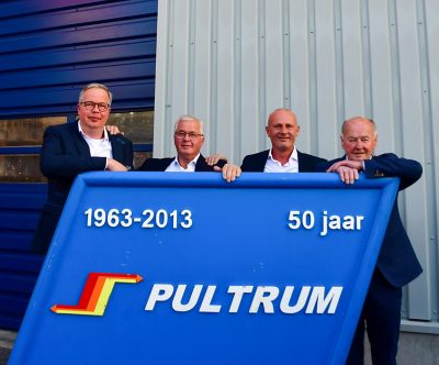 Foto van Joanne die in overall kippenbotjes uit haar trailer laadt.
