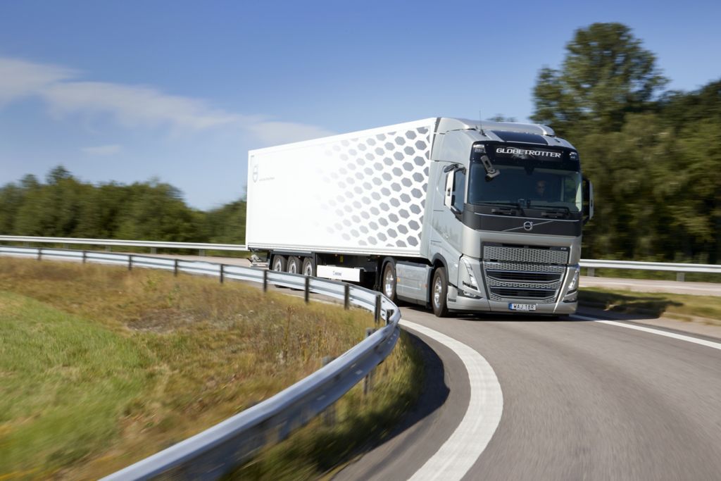 Les camions Volvo équipés de la technologie I-Save et de moteurs à GNL (LNG) remportent le Prix Européen du Transport Durable 2022.