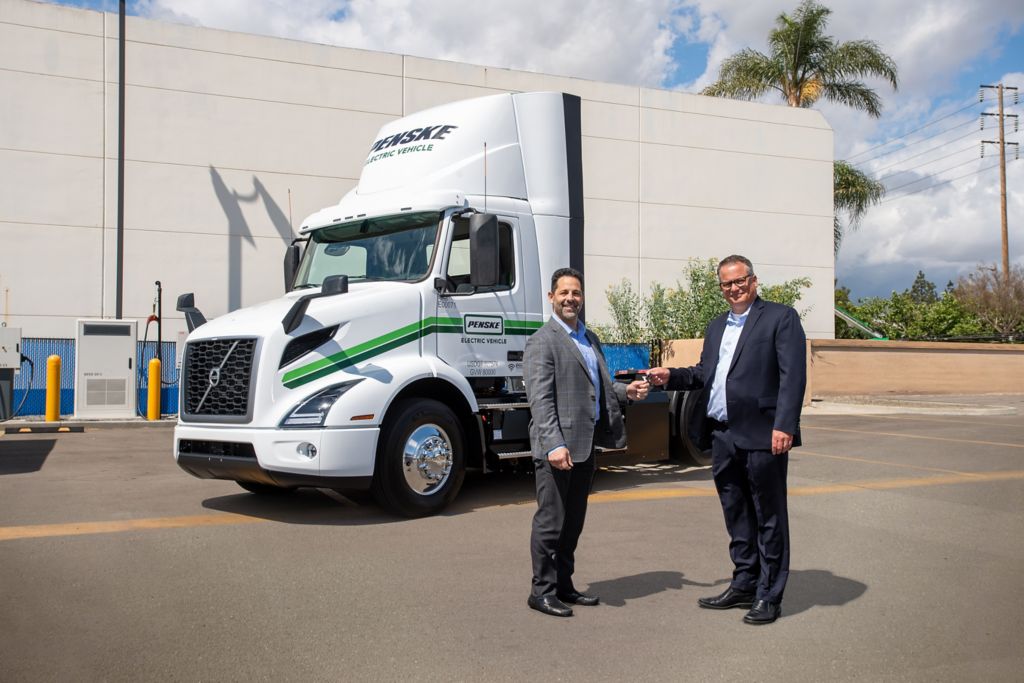 Volvo Trucks Provides Penske Truck Leasing With Vnr Electric Models In Southern California