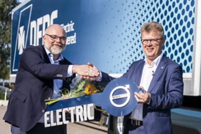 The first Volvo FM Electric was handed over by Roger Alm, President Volvo Trucks (right), to DFDS in August. The delivery of the additional 100 trucks will start in Q4 next year.