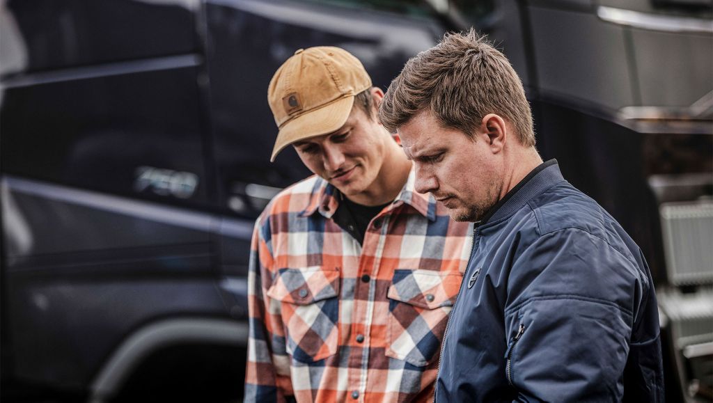 Zaměstnanec Volvo Trucks mluví se zákazníkem