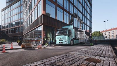 Volvo FM lossen op bouwplaats