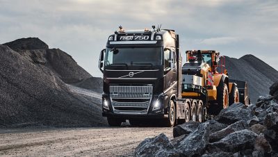 Volvo FH16 heavy haulage with excavator