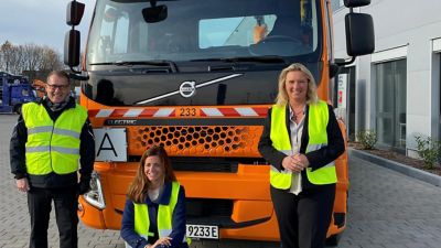 Besuch der bayerischen Staatsministerin für Wohnen, Bau und Verkehr, Kerstin Schreyer, bei Volvo Trucks. (v. l. n. r.: Peter Ström, Kristina Frank, Kerstin Schreyer)