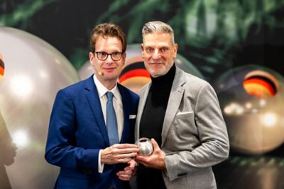 Dr. Otto Schulz, Mitglied des Vorstands DNP und Markus Weckesser, Geschäftsführer & Vice President Volvo Trucks; Copy: Schuchrat_Kurbanov