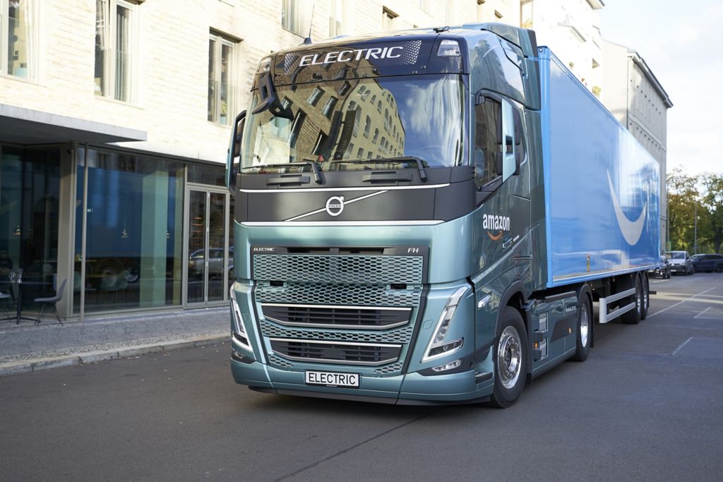 Volvo Trucks liefert 20 schwere Elektro-Lkw an Amazon