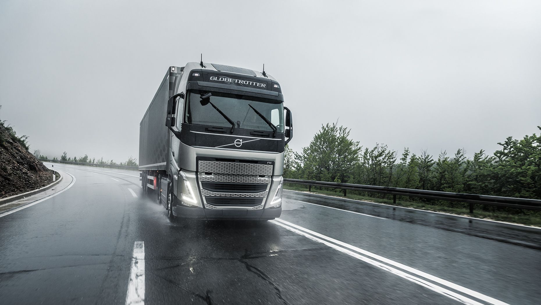 Volvo FH Globetrotter při jízdě na mokré silnici