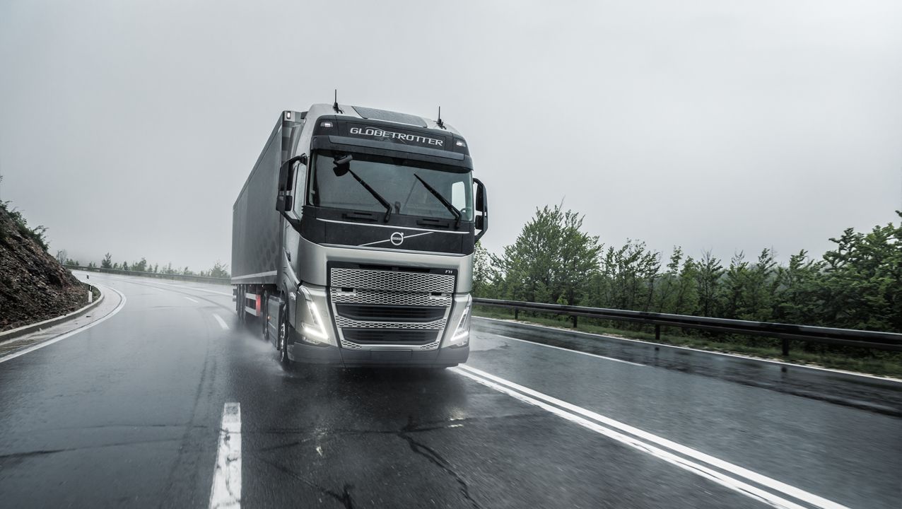 Volvo FH globetrotter се движи по мокър път