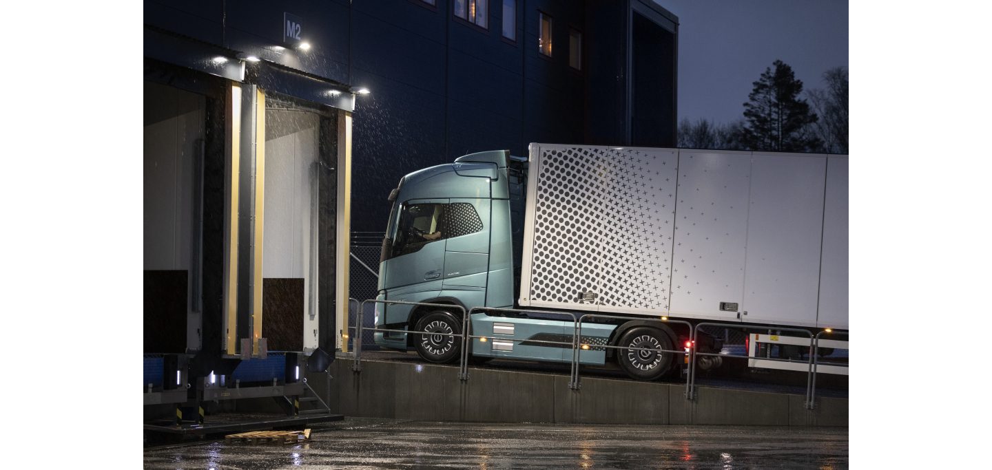 Volvo FH Electric - delivering goods during night time