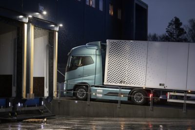 Volvo FH Electric - delivering goods during night time