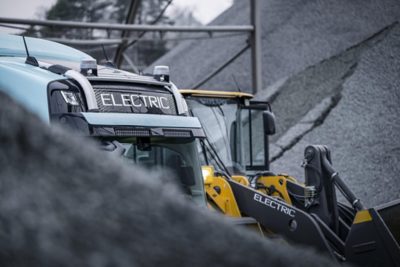 Elekstrisk lastebil og gravemaskin
