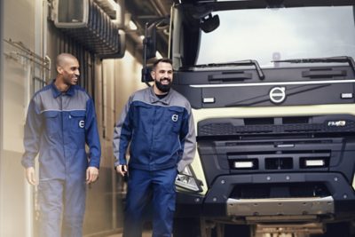 Un camion Volvo en cours d'entretien