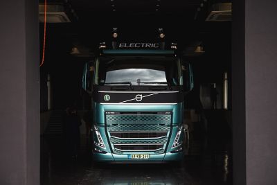 Az első magyarországi elektromos Volvo nyergesvontató extra magas felszereltséggel büszkélkedhet.