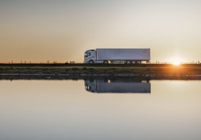 水面に映るVolvo FH16 Aeroの側面図