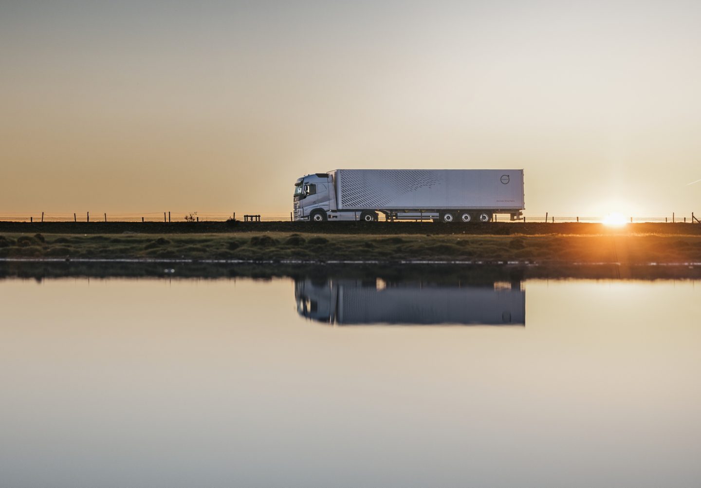 水面に映るVolvo FH16 Aeroの側面図