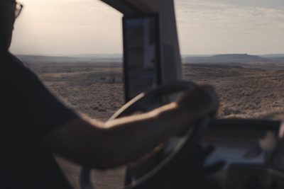 Hender på rattet i en Volvo