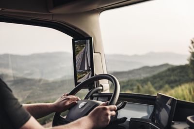 Kameraspeil gir sjåføren bedre sikt, mindre blindsone og økt trygghet bak rattet. Nå er de også tilgjengelig på ADR-tilpassede lastebiler fra Volvo Trucks.