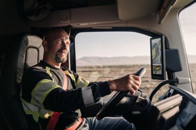 Volvo lastbilchauffør bag rattet i en Volvo FH16 Aero