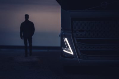 V-formet kørelys på Volvo-lastbil