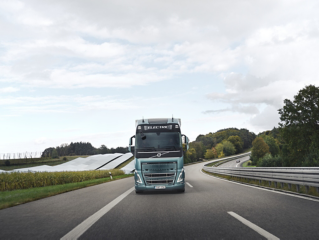 Pierwszy niezależny test efektywności energetycznej w pełni obciążonym samochodem ciężarowym Volvo o dużej ładowności