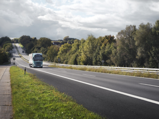 Pierwszy niezależny test efektywności energetycznej w pełni obciążonym samochodem ciężarowym Volvo o dużej ładowności