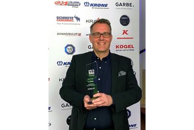 Geschäftsführer Peter Ström nimmt den VR Award für Umwelt entgegen