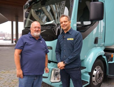 Om te ervaren waar vervoerders en chauffeurs binnen de stadsdistributie dagelijks tegenaan lopen, stuurden wij verkeersdeskundige Walter Ploos van Amstel samen met TTM.nl hoofdredacteur Arjan Velthoven een dag de stad in met een Volvo FL Electric. Naast veiligheid kwam vooral schone stadsdistributie ter sprake. 