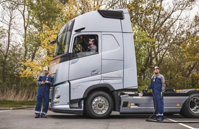 припаркована срібляста вантажівка Volvo