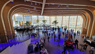 Open ruimte in World of Volvo met restaurant en ruimte voor ontmoeting