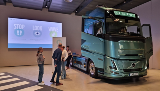 Stop, Look, Wave bij Volvo FH Aero Electric