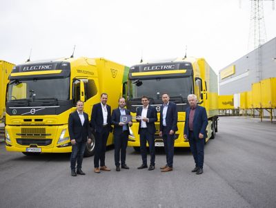 Die Österreichische Post übernimmt die ersten beiden Elektro-Lkw und baut die Zusammenarbeit mit Volvo Trucks weiter aus  (v.l.n.r): Günther Kranzl, Behördenverkauf Volvo Trucks; Franz Leitner, Executive Vice President Logistics Centers & Transport, Österreichische Post AG; Erich Plochberger, Sales Manager Volvo Trucks; Peter Umundum, Vorstandsdirektor für Paket & Logistik, Österreichische Post AG; Thomas Fellner, Leiter Transportlogistik National, Österreichische Post AG; Martin Prasch, Transportlogistik Ost, Österreichische Post AG. © Österreichische Post AG